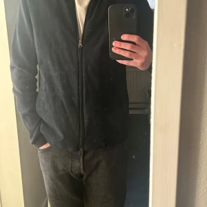 Svart jacka från Hackett London - Snygg svart jacka från Hackett London i storlek M. Knappt använd. Perfekt för en stilren look till våren! Priset är inte hugget i sten! Nypris 4000