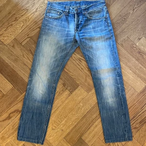 Dondup jeans - Tja nu säljer vi dessa Dondup jeansen. De är i storlek 32 och du kan köpa dem för endast 499kr skriv om ni har några funderingar😇