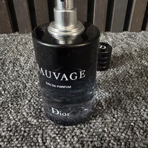 Dior sauvage 100ml - Dior sauvage mer än halv i🤩 luktar riktigt fräscht och är en riktig brudmagnet😍köpt för 1500kr på kicks💫💫