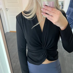 Nelly svart topp - Fin svart topp från Nelly med knytdetalj💗