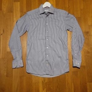 Blå och vit randig skjorta från Eton - Snygg blå och vit randig skjorta från Eton i slim fit. Storlek 38/medium🧥