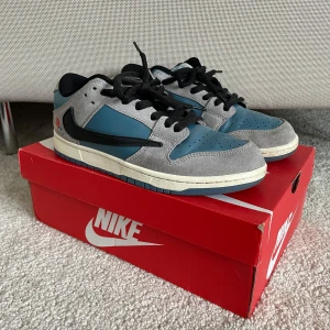 Nike SB Dunk Low Travis Scott PlayStation - Nike Dunk SB Dunk Low Travis Scott Playstations i utmärkt skick. Gråa extra snören ingår!
