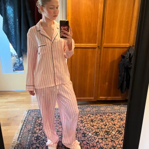 Victoria secret pyjamas - Säljer den kända satin pyjamasen från Victoria secret. Pyjamasen är rosa och i kall material som gör att det är lätt att sova i. Passar perfekt för någon som gillar clean girl aesthetic🥰💞priset kan diskuteras💕