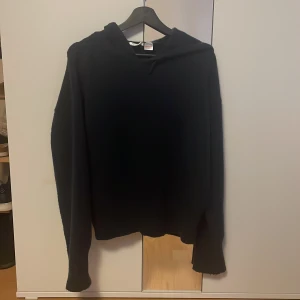 Mörkblå stickad hoodie från Gina Tricot - Helt ny stickad hoodie från Gina Tricot. Säljer då den är för stor. Har aldrig använt.