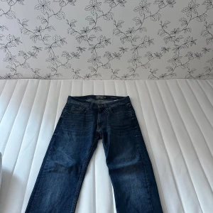 3 olika jeans i nyskick! - Säljer tre par jeans i olika färger. Ett par mörkblå jeans, ett par svarta jeans och ett par grå jeans. Mörkblå, dressman, 30/30- 250 kr. Svartgrå, H&M, 33/32- 80 kr. Svart, kappahl, 33/32- 80 kr OBS! Skicka ett meddelande för fler bilder.