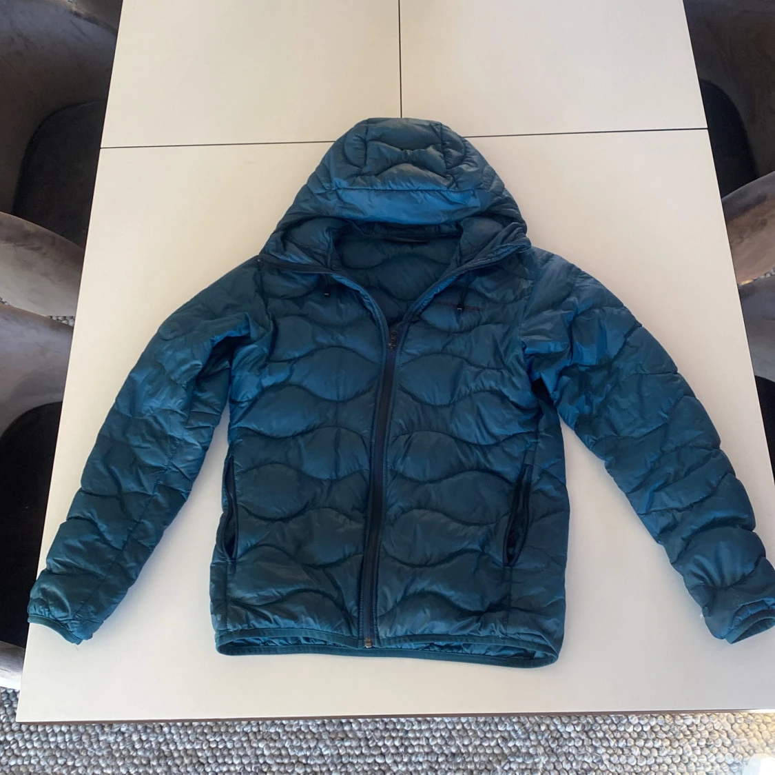 Blå dunjacka från Peak Performance