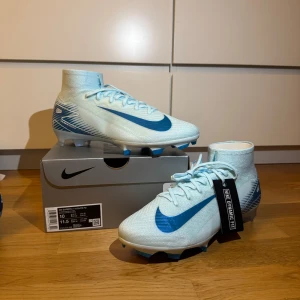 Nike Mercurial Superfly 10 Elite - Säljer helt nya Nike air zoom mercurial superfly 10 elite AG-PRO. Skorna finns i storlek 42,5 och 44. Box och väska till skorna ingår. Kvitto finns även! 