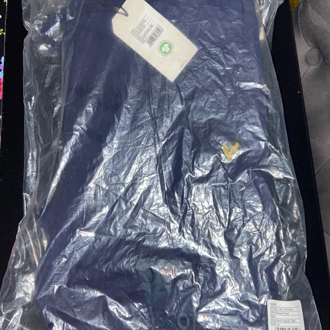 Mörkblå mjukisbyxor med gul logga - 2