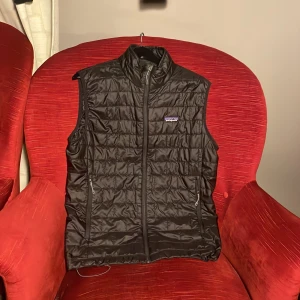 Patagonia väst - Säljer en tvär fett väst från märket Patagonia. En dunder deal då den är i nytt skick men säljs för halva priset av en helt ny | Nypris 1-2 tusen | vårt pris 480kr🤩| Denna väst är också jävligt skön som också är väldigt viktigt. En perfekt väst med väldigt bra kvalitet om du frågar mig😄 inga defekter. vid eventuella frågor kontakta gärna oss🙌