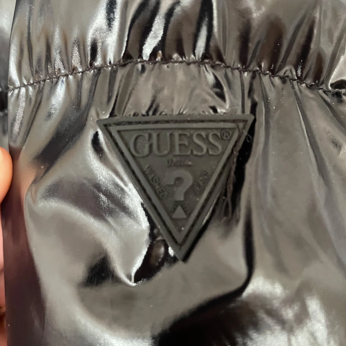 Svart pufferjacka från Guess - 4