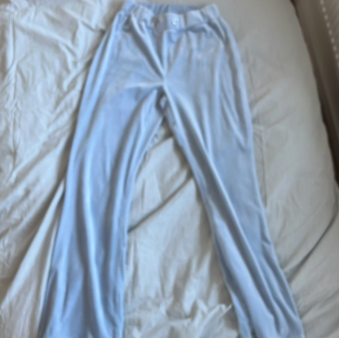 Ljusblå byxor från Gina Tricot