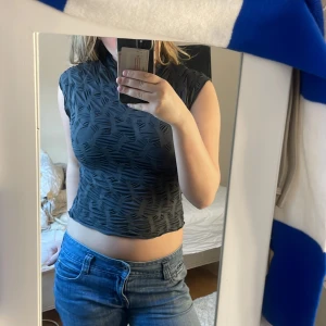 Topp - Säljer denna då jag typ aldrig använt den. Från Gina, inga defekter💞