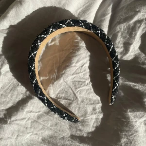 Trendigt diadem!! - Snyggt diadem i svart och vitt med ett rutigt mönster. Perfekt för att ge en stilfull touch till din outfit. Diademet har en mjuk insida för bekväm passform. Nästan aldrig använt, så i jättebra skick!💕