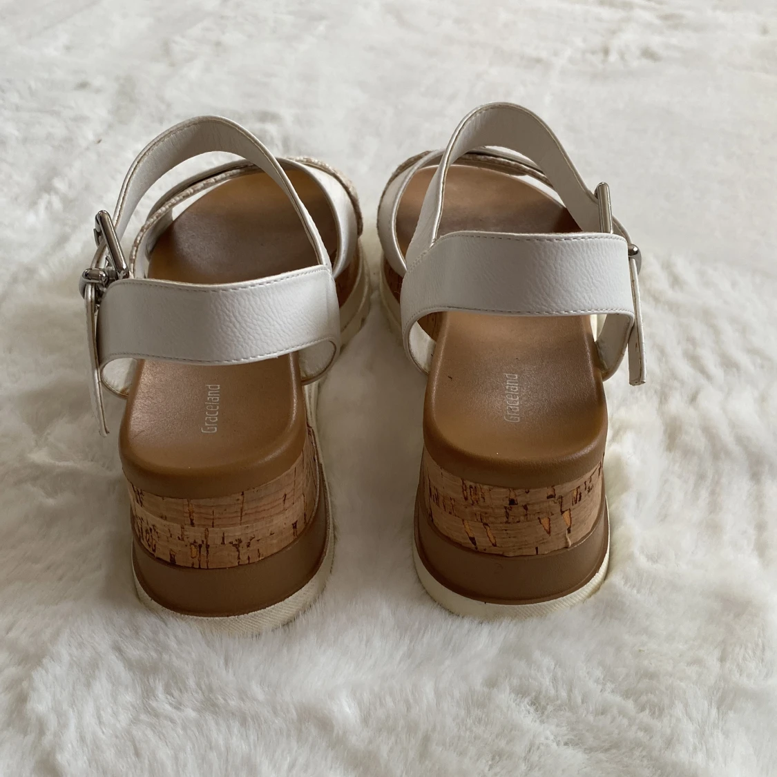 Vita sandaler från Graceland - 2
