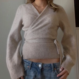 Beige omlott kofta - Så himla fin Omlottcardigan i mohairblandning! Orginal pris 790kr! 