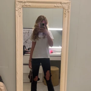 Svarta low/mid waist jeans från Grunt! - Klippt hålen själv! Sjukt snygga och coola! Skriv för mer info, kan tänka mig gå ner i pris vid snabb affär! Jag är 170 och dem sitter perfekt i längden!