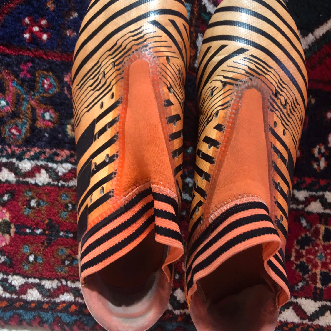 Orange och svarta fotbollsskor - 1