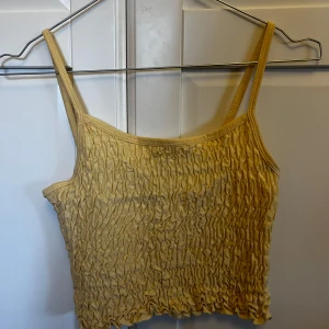 Gult smockat linne - Gult smockat linne ifrån Gina tricot. Väldigt bra skick, i en storlek ca men väldigt stretchig så kan passa större.