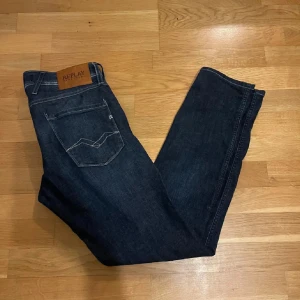 Mörkblå jeans från Replay - Säljer ett par mörkblå jeans från Replay i modellen anbass! Säljer pga att de inte passar mig. De är i Storlek W29 L32. Nypris ligger på 1899 och mitt pris är 699. Kan även gå ner i pris vid snabb affär. Hör av dig vid frågor eller funderingar.