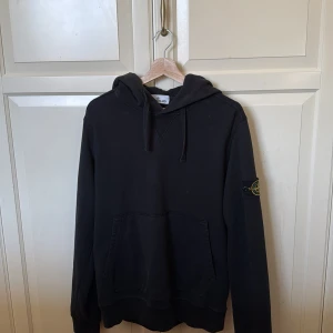 Svart hoodie från Stone Island - Cond 8/10 storlek L passar M kvitto från NK finns 
