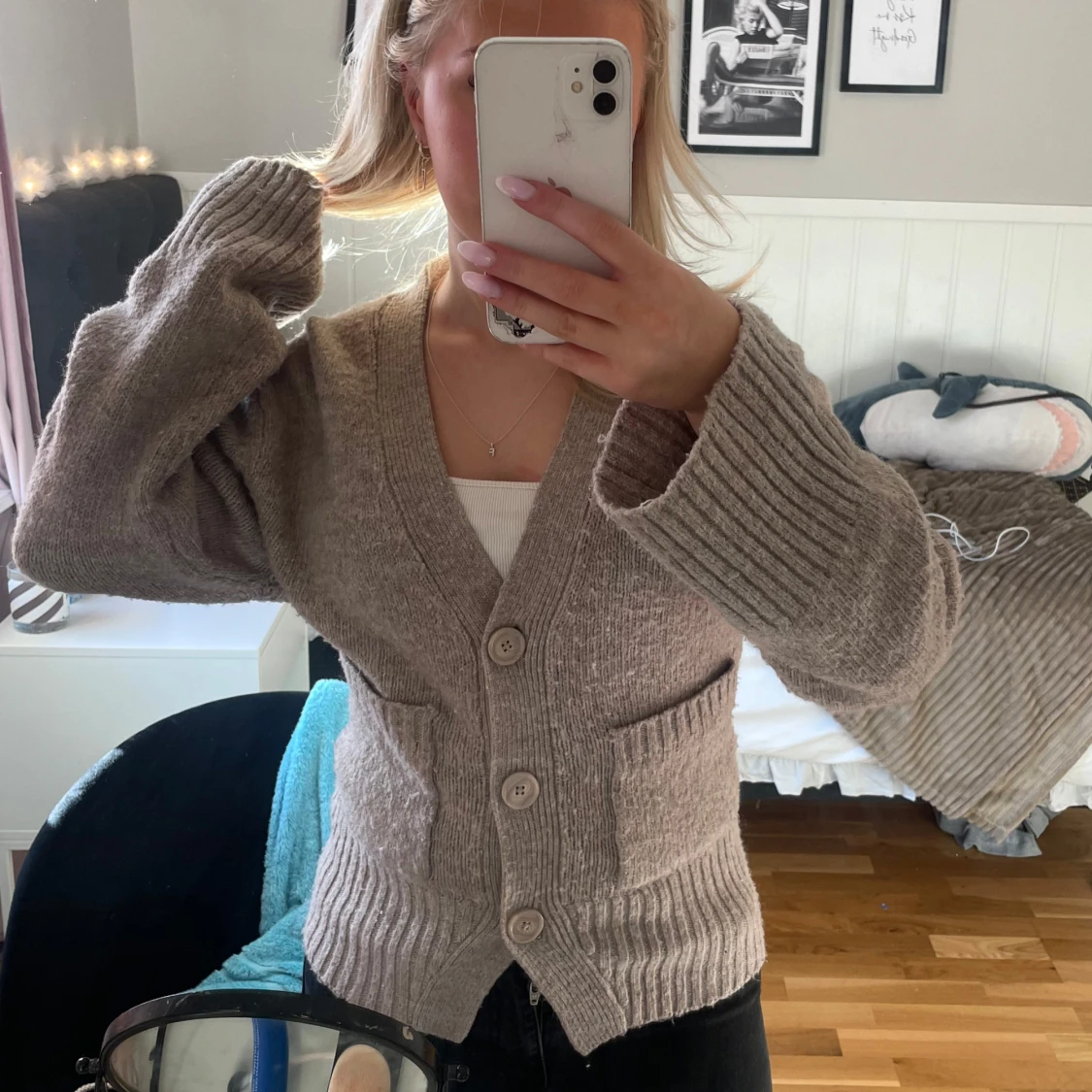 Beige stickad kofta med knappar - 1