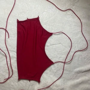 Röd top med snörning - Trendiges rotes Top mit stylischer Schnürung im Rücken.