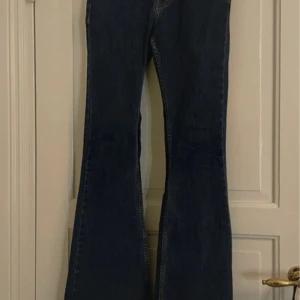 Mörkblå flare jeans från MNG - Snygga mörkblå flare jeans från MNG Denim. Har dock en slitning på rumpan, men går nog att fixa hos skreddare eller sy själv! Säljer då de är för små💕