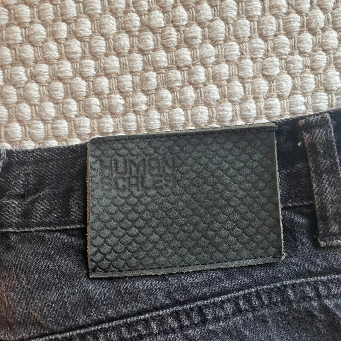 Svarta jeans från Human Scales - 2