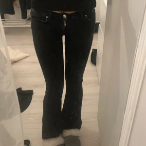 Lågmidjade jeans - Väldigt lågmidjade jeans från bikbok. Length 31, passar någon som är 160ish🫶🏼Säljer endast för priset jag lagt upp för
