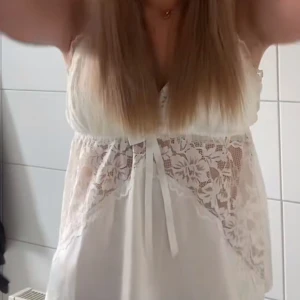 Rosa spetslinne med rosett🩷 - Säljer ett sött rosa spetslinne med v-ringning och en liten rosett framtill. Toppen har fina spetsdetaljer och är perfekt både till fest och vardags! Finns ingen lapp kvar men passar xs/s! Skriv för egna bilder🩷