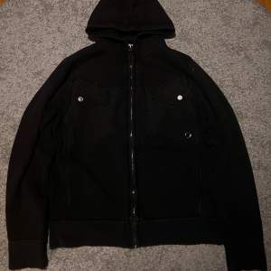 Fet svart jacka/hoodie, funkar perfekt till våren, hmu för fler frågor/mått