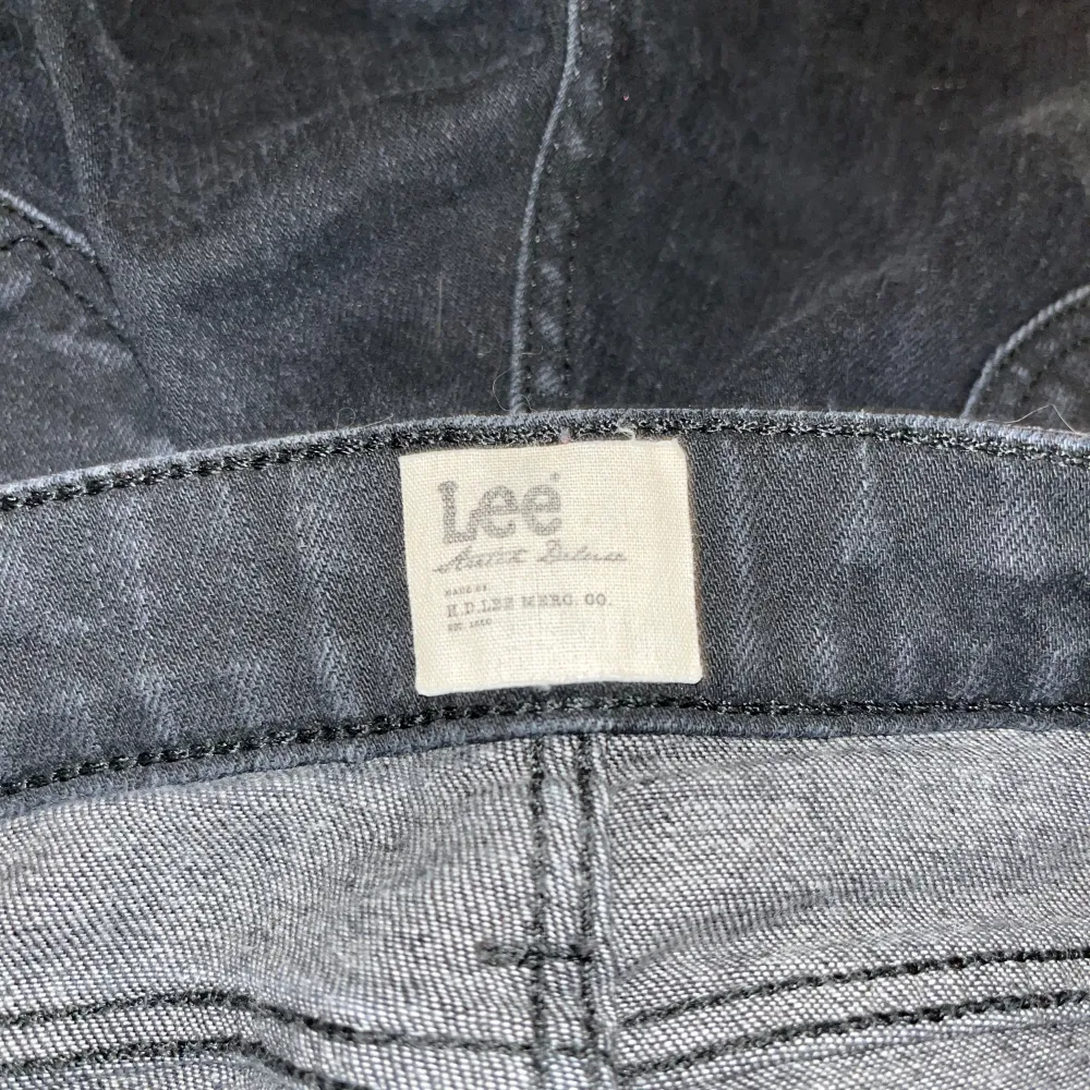 Snygga svarta jeans från Lee med en klassisk design. De har en rak/bootcut passform och är perfekta för en stilren look. . Farkut & Housut.
