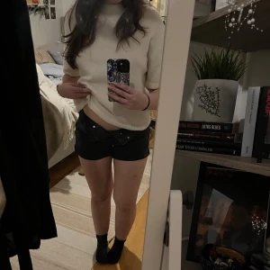 Lågmidjade jeansshorts - Snygga svarta lågmidjade jeansshorts från 157 i storlek XS, passar även s. De har en klassisk design med knappar framtill och fickor både fram och bak. Perfekta för en avslappnad stil. Skriv vid frågor💗