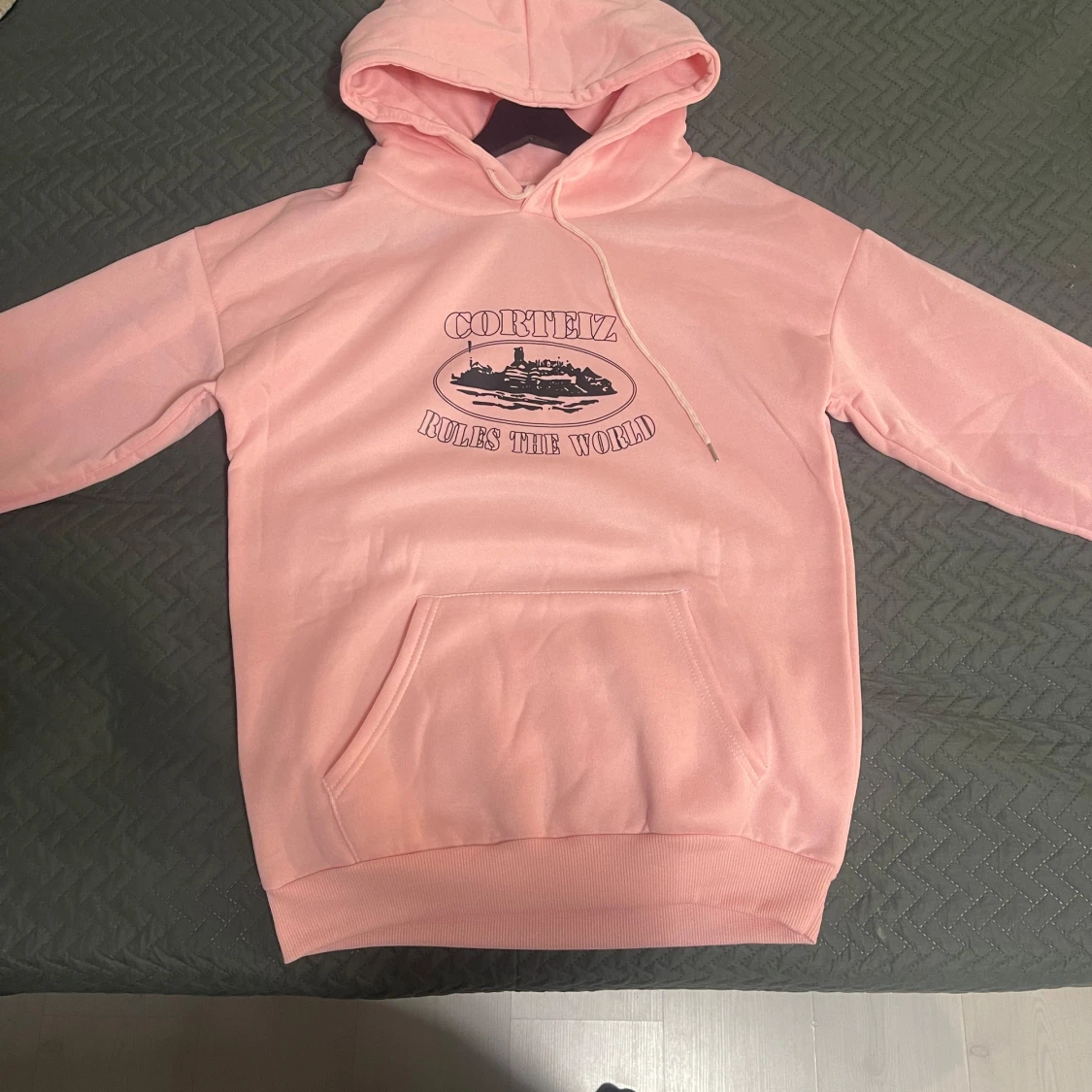 Rosa hoodie från Corteiz