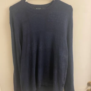 Tröja Tiger of Sweden  - Mörkblå tröja från Tiger of sweden. Har lite olika mönster på sig. Nypris 1500