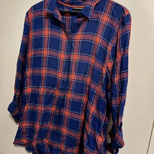 Blå och röd rutig skjorta från Street One - Snygg blå och röd rutig skjorta från Street One. Skjortan har långa ärmar och knappar framtill. Perfekt för en avslappnad stil, aldrig använd. Skriv vid frågor💗