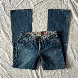 Lågmidjade jeans  - Bra skick! Lite slitna längst ner på benen, mått: midjemått rakt över 39 grenhöjd 18 benöppning 23,5 innerbenslängd 81cm❤️ jag är 180 och brukar ha 38/m🫶