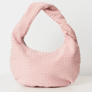 Rosa väska - En superfin rosa väska från Gina som är helt oanvänd och har lapp kvar. Den är helt slutsåld på hemsida. Nypris 500 kr.