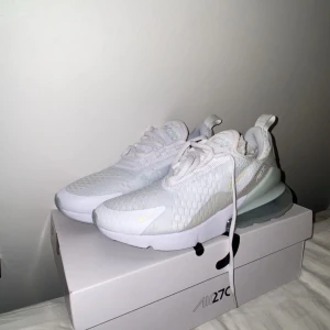 Nike Air Max 270 i vitt - Snygga och moderna Nike Air Max 270 sneakers i vitt med en stilren design. Skorna har en synlig Air-enhet i hälen för extra komfort och en ovandel i mesh för bra ventilation. Perfekta för en sportig look.