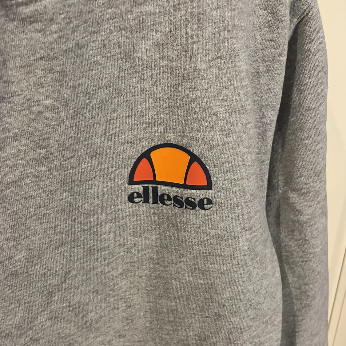 Grå sweatshirt från Ellesse - 1