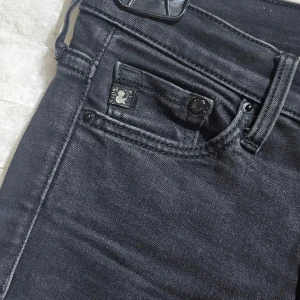 Svarta jeans från &Denim - Snygga svarta jeans från &Denim med en klassisk femficksdesign. De har en smal passform och är tillverkade i ett stretchigt denimtyg för extra komfort. Perfekta för en stilren look.