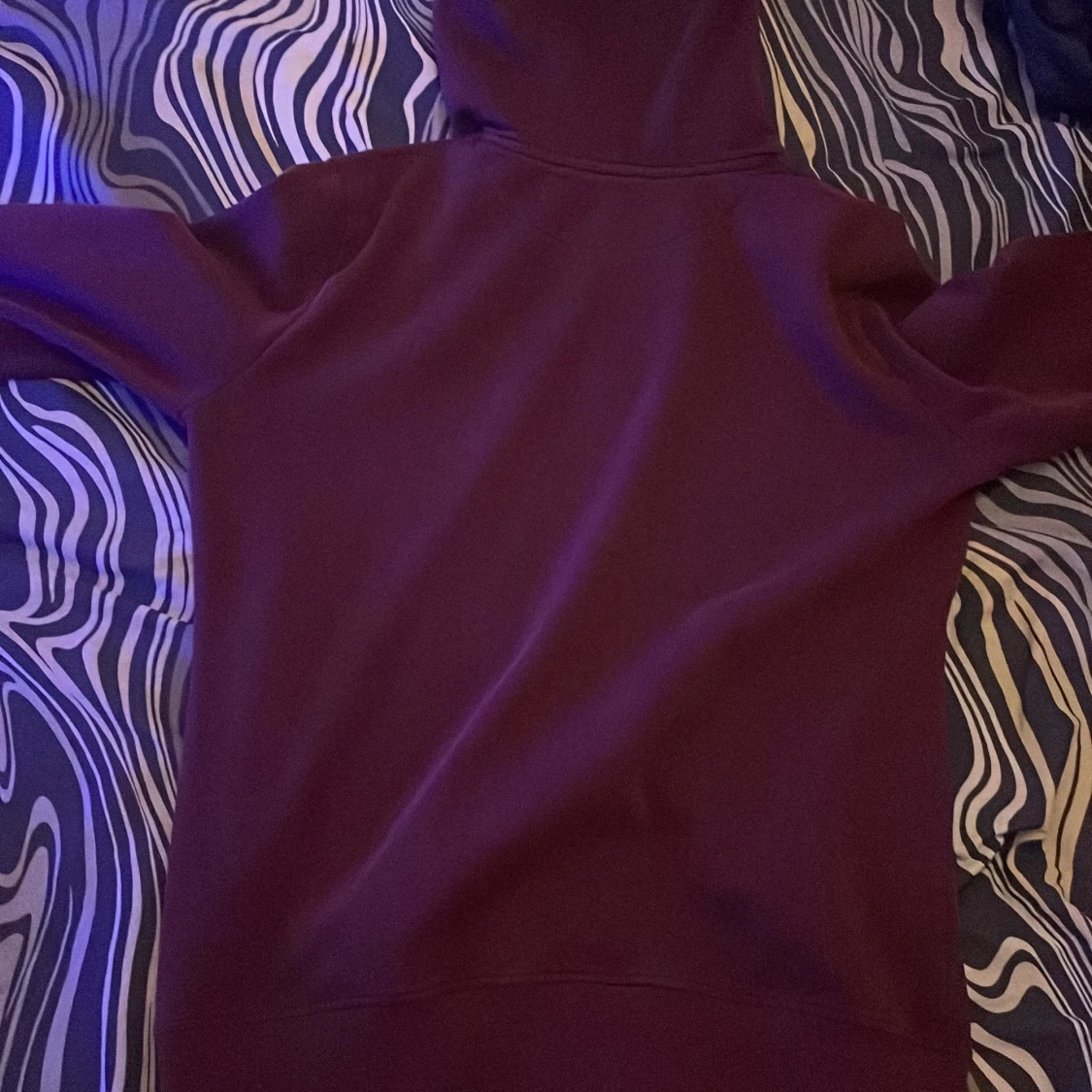 Vinröd hoodie från BORG - 1