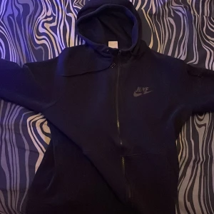 Svart hoodie från Nike - En helt vanlig svart Nike hoodie köpt för 800kr men säljer billigare, knappt använd helt ren och fräsch 
