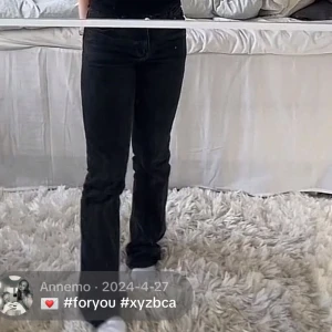Svarta jeansbyxor - Snygga svarta jeansbyxor med en klassisk design. Perfekta för en stilren look. De har en rak passform och är tillverkade i ett slitstarkt material.