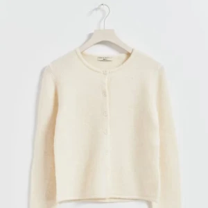 Vit kofta från Gina Tricot  - Säljer en stilren vit kofta från & Gina Tricot. Den har långa ärmar och knappar framtill, perfekt för en elegant och enkel look. Passar bra till både jeans och kjol. Otroligt fin färg, är i bra skick. Slutsåld på hemsidan. Nypris 400 💘💘