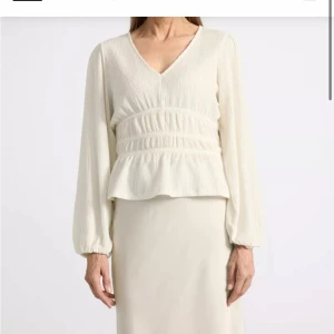 Blus / topp - Säljer denna jätte fina blusen från Lindex då den tyvärr inte kommer till användning 🩷