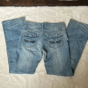 Låg midjade jeans - Ett par snygga lågmidjade jeans som jag köpte på sellpy som tyvärr blivit för små. Knappen har åkt av men man kan lätt lägga till en ny som jag gjorde på bilden.