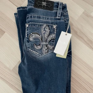 Miss me jeans - Säljer mina helt nya Miss me jeans,då de inte passar på mig.De är från Maruchka de Margo och jag har prislappar och kvittot kvar på dem.De är bytesrätt på dem men har inte hittat något som faller mig i smaken tyvär,så därför säljer jag dem istället.De är även slutsolda på hemsidan där av priset,men vid snabb afär går priset att diskutera.