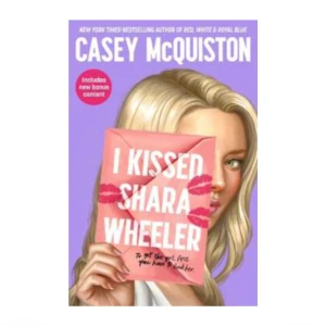 I Kissed Shara Wheeler bok av Caset McQuiston - Boken ”I Kissed Shara Wheeler” av Casey McQuiston handlar om mysteriet kring Shara Wheeler som försvinner efter att ha kysst Chloe Green. En berättelse fylld med humor, kärlek och oväntade vändningar. Perfekt för dig som gillar spännande och romantiska ungdomsromaner. Aldrig öppnad eller rörd. Perfekt skick! Säljs för att den inte kommer bli läst. Tar emot bud💕