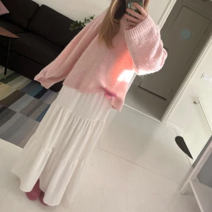 Vit långkjol  - Säljer min vita långkjol som knappt är andvänd. Vet inte var den kommer ifrån men passar storlek xs-s 